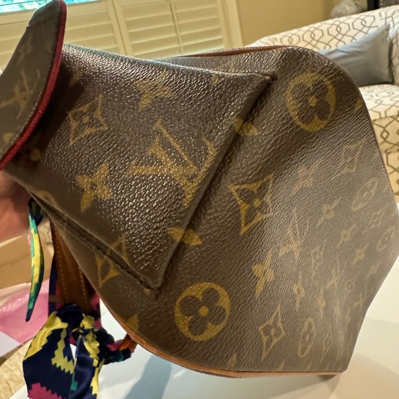 Louis Vuitton Excentri-Cité Handbag - Picture 8 of 16